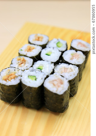 Delicious seaweed roll (kappa roll, green onion roll, natto roll) 67860955