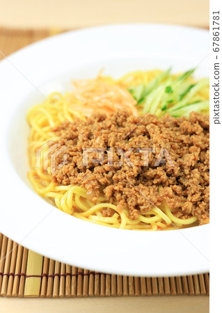 Delicious cold tantan noodles 67861781