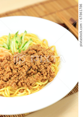 Delicious chilled tantan noodles 67861786