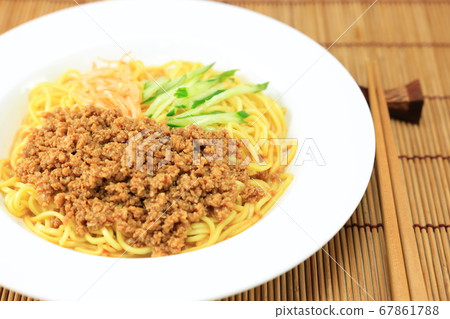 Delicious chilled tantan noodles 67861788