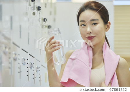 Relaxation, young woman, locker room, locker room, exercise, sports, health, fitness center, fitness center, sports center 67861832