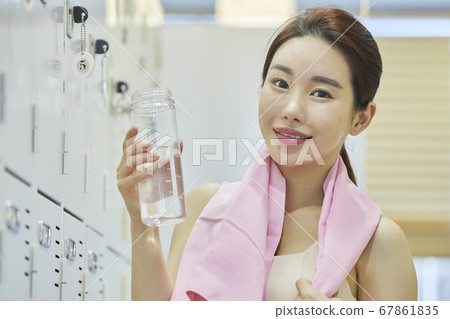 Relaxation, young woman, locker room, locker room, exercise, sports, health, fitness center, fitness center, sports center 67861835