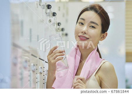 休閒,年輕女子,更衣室,更衣室,鍛煉,運動,健康,健身中心,健身中心,體育中心 休閒,年輕女子,更衣室,更衣室,鍛煉,運動,健康,健身中心,健身中心,體育中心 67861844