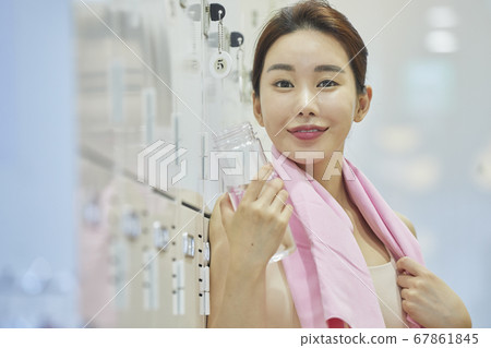 休閒,年輕女子,更衣室,更衣室,鍛煉,運動,健康,健身中心,健身中心,體育中心 休閒,年輕女子,更衣室,更衣室,鍛煉,運動,健康,健身中心,健身中心,體育中心 67861845