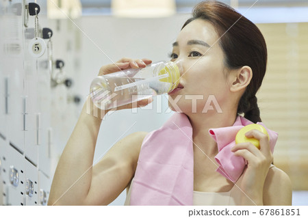 Relaxation, young woman, locker room, locker room, exercise, sports, health, fitness center, fitness center, sports center 67861851