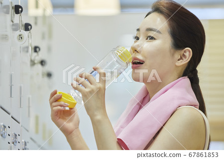 休閒,年輕女子,更衣室,更衣室,鍛煉,運動,健康,健身中心,健身中心,體育中心 休閒,年輕女子,更衣室,更衣室,鍛煉,運動,健康,健身中心,健身中心,體育中心 67861853