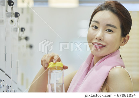 休閒,年輕女子,更衣室,更衣室,鍛煉,運動,健康,健身中心,健身中心,體育中心 休閒,年輕女子,更衣室,更衣室,鍛煉,運動,健康,健身中心,健身中心,體育中心 67861854
