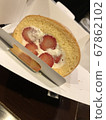 Plenty of strawberry roll cake 67862102