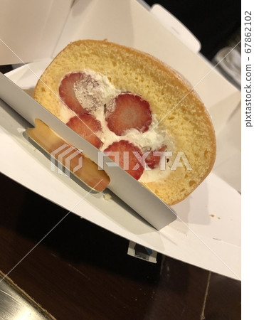 大量的草莓蛋糕卷 大量的草莓蛋糕卷 67862102