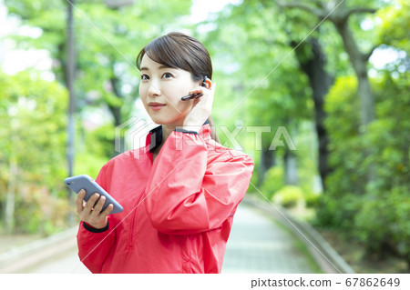 Woman in sportswear Earphone microphone 67862649