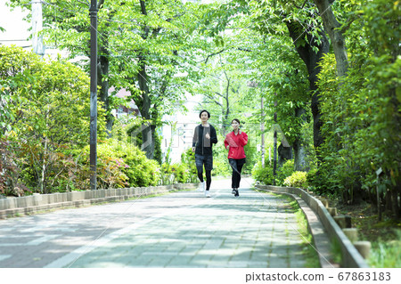 奔跑的男人和女人 67863183