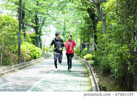Running men and women Running men and women 67863195