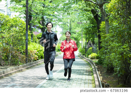 Running men and women Running men and women 67863196