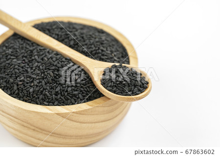 black sesame seed in round wooden cup 67863602