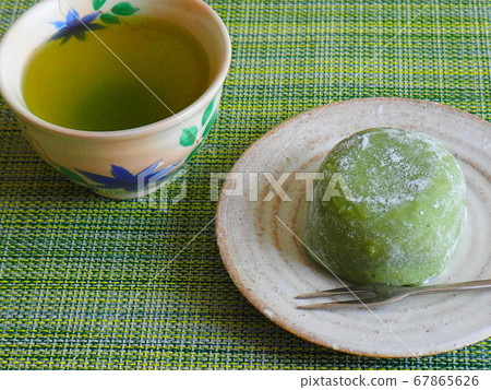 A set of delicious Japanese sweets (Daifuku) and green tea (Japanese tea) 67865626