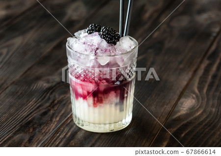 Glass of Bramble cocktail 67866614