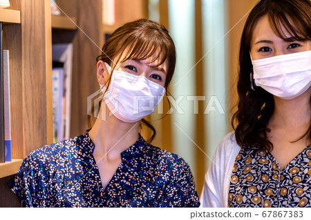 戴著面具在辦公室開會的兩名女企業家 戴著面具在辦公室開會的兩名女企業家 67867383