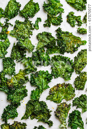 Flat lay of green kale chips with salt  67870077
