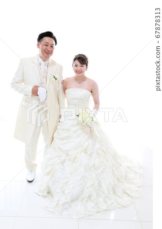 新娘和新郎在婚紗和燕尾服照片婚禮白色背景 新娘和新郎在婚紗和燕尾服照片婚禮白色背景 67878313