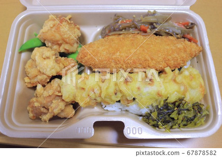 Fried chicken and fried fish lunch Fried chicken and fried fish lunch 67878582