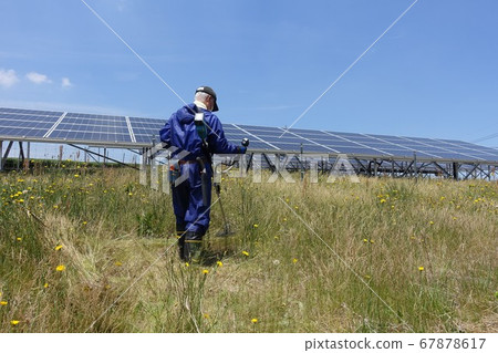 Men mowing grass Senior Silver 67878617