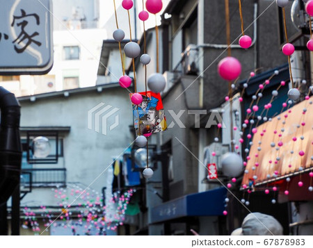 Back alley in Tokyo 67878983