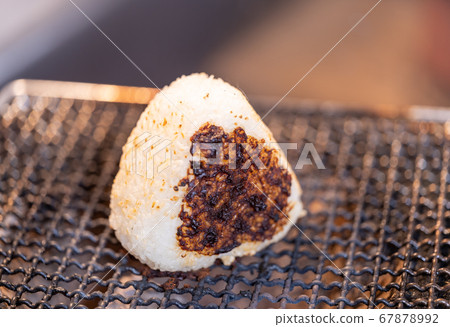 A large miso-grilled rice ball that is roasted with seven wheels 67878992