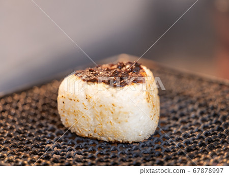 A large miso-grilled rice ball that is roasted with seven wheels 67878997