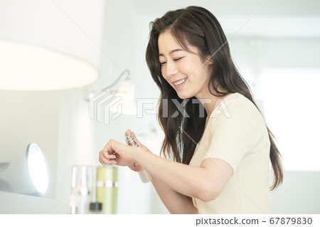 Lifestyle,woman,beauty 67879830