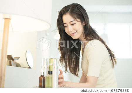 Lifestyle,woman,beauty 67879888