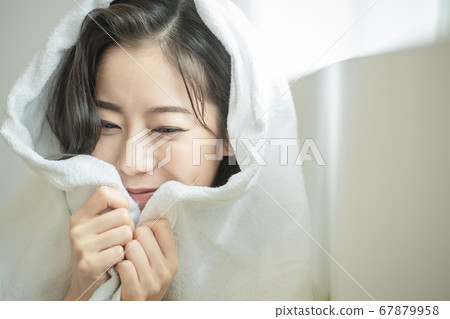 Lifestyle,woman,shower 67879958
