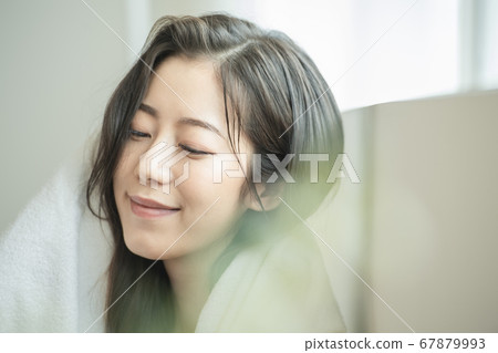 Lifestyle,woman,shower 67879993