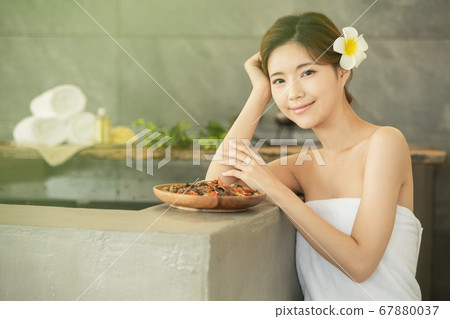 Lifestyle,woman,esthetic 67880037