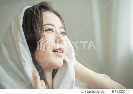 Lifestyle,woman,shower 67880044