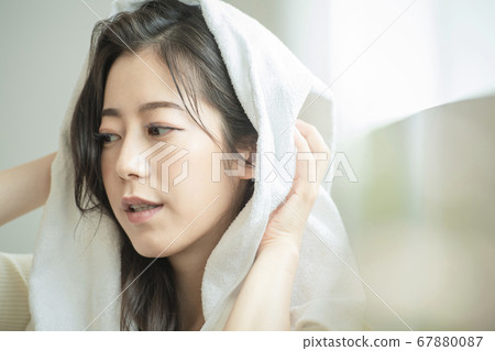 Lifestyle,woman,shower 67880087