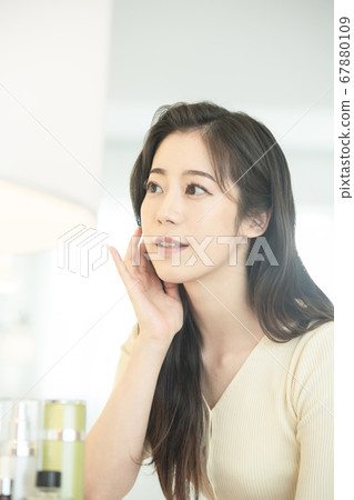 Lifestyle,woman,beauty 67880109