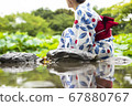 浴衣美女看著蓮花 67880767