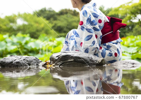 浴衣美女看著蓮花 浴衣美女看著蓮花 67880767