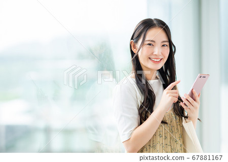 一名在校園裡操作智能手機的大學生 67881167