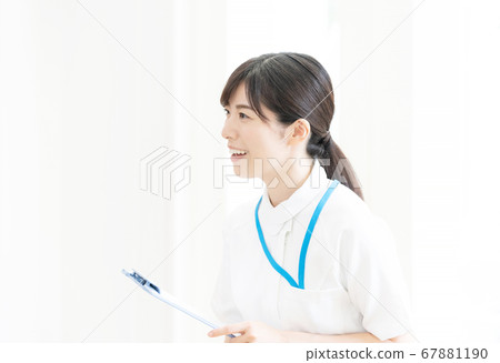 微笑的女護士[肖像] 67881190
