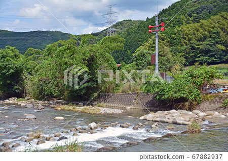 大雨過後,電子公告板從大壩釋放到河裡 大雨過後,電子公告板從大壩釋放到河裡 67882937