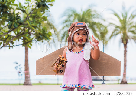 kid little girl smile wear pilot hat and goggles 67883735