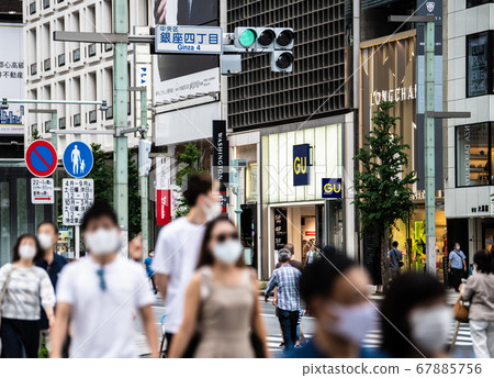 日本東京銀座的東京城市景觀，帶著醒目的面具出現（連續四個假期的最後一天，中央大街後方的北天）= 7月26日 67885756
