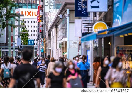 日本東京市景 東京銀座戴口罩的人們脫穎而出（4天假期最後一天，中央大道左邊是天窗）=7月26日 67885757
