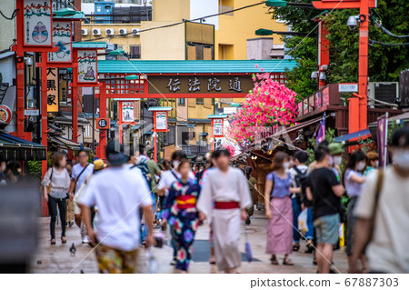 日本東京的東京城市景觀,淺草寺,天王通(Denpo-dori),面具很明顯= 7月26日,連續4個假期的最後一天 日本東京的東京城市景觀,淺草寺,天王通(Denpo-dori),面具很明顯= 7月26日,連續4個假期的最後一天 67887303
