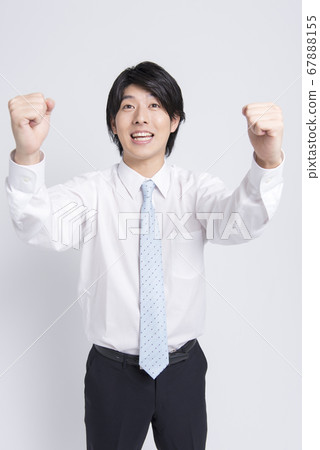  Businessman who plays guts pose 67888155