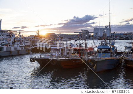 Ship moored at the pier 67888301