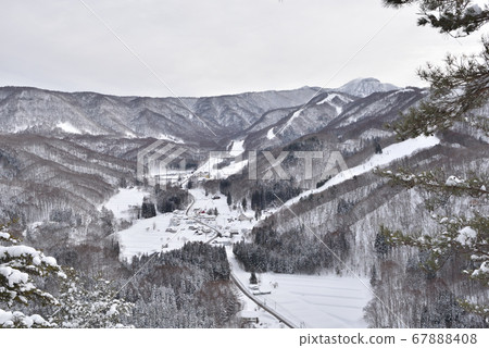 從山看的水上保大木滑雪場 67888408