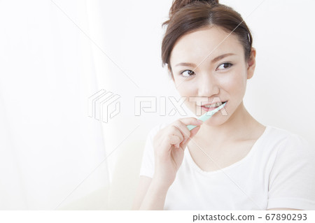 A woman who brushes teeth 67890293