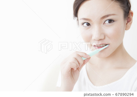 A woman who brushes teeth 67890294